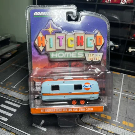 Greenlight 1/64 1971 Airstream Double-Axle Land Yacht Safari - Custom Gulf Oil
